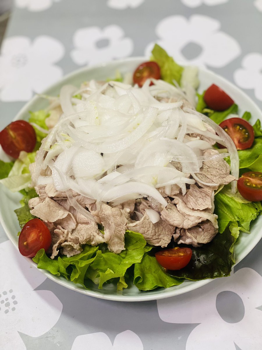 sekito7032's tweet photo. おーはよ😊

昨日の飲み会終了は
AM1:00🥶🥶🥶

朝　起きるの辛かった🥲

昨日は
父の作った
サラダ菜をちぎって
新玉ねぎを乗せた
冷しゃぶサラダ🥗

無断で発注した
Yogibo…
まだ玄関付近の廊下に…🥶
本日　夜にこっそり開封します🤫🤫

#息子ごはん
#ミートパスタ
#冷しゃぶサラダ
#Yogibo https://t.co/BWO1aWop9Z