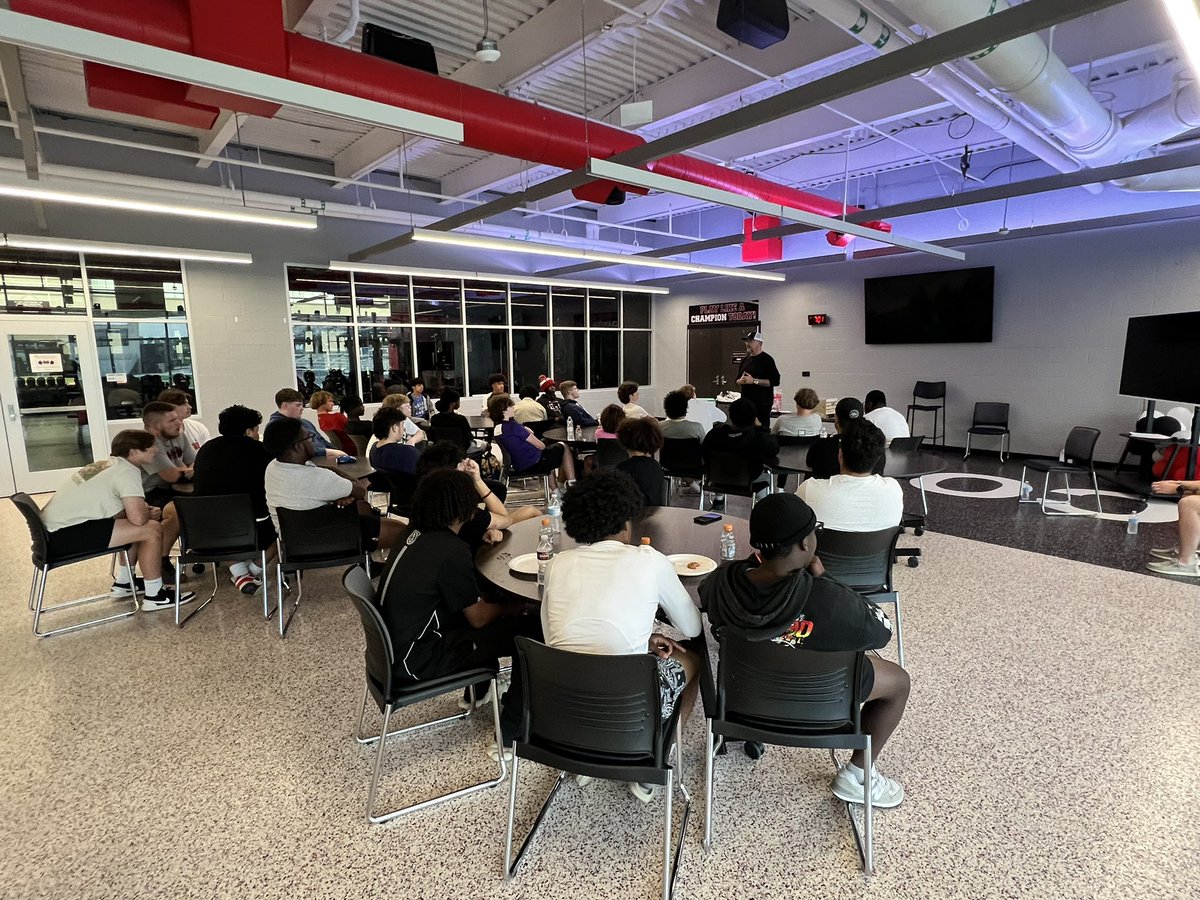 Had a great turn out for the @FootballMelissa Bible Study! Thank you to @Psjeffjenkins for coming to speak to our boys tonight! Delivered a great message!