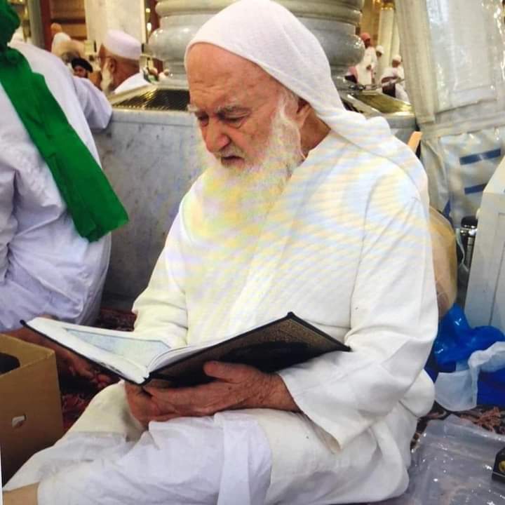 وفاة الشيخ السوري ابن مدينة حماة

نزيل المدينة المنورة

الشيخ إسماعيل الزعيم ( أبو السبيع ) عن عمر ناهز 96 عامًا

الزعيم رحمه الله مقيم في المدينة المنورة منذ أكثر 40 عامًا

وعرف بعمله الخيري وتوزيعه الشاي والقهوة والحليب والتمر على الحجاج والمعتمرين يوميًا بشكل مجاني في المدينة