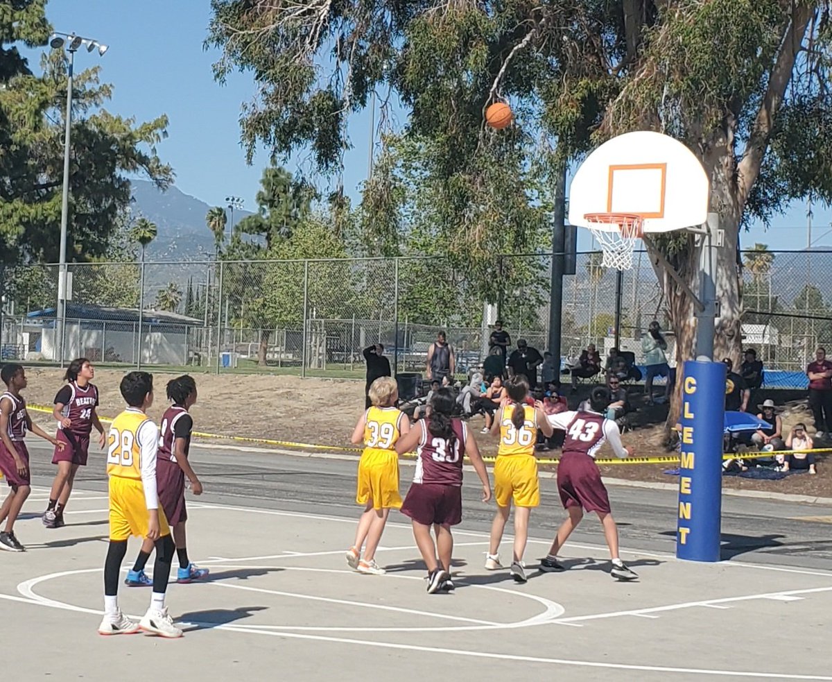 Thanks to @ClementRUSD staff for their outstanding efforts in hosting the season opener for 6th Grade RSCL 🏀 today! @RedlandsUSD @bobcatsRUSD @moore_monarchs @CopeMiddleRUSD @ElopRusd #thisisrusd