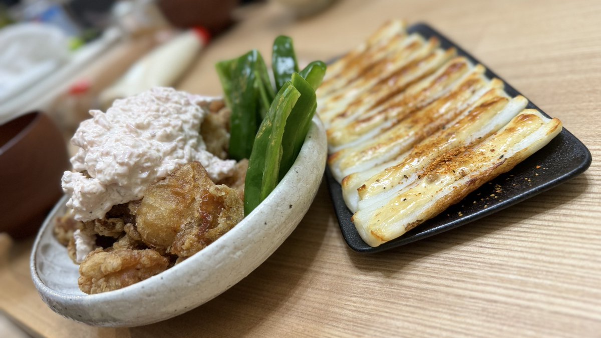 higeoyaji's tweet photo. 声優の安元さんと料理研究家のリュウジさんが開発した #おたくのマヨ をゲット。

まずは縦に切ったチクワにこのマヨを乗せトーストしただけでミラクル美味い。ベーコンガーリック味の濃厚さをストレートに堪能。

唐揚げには刻んだ岩下の新生姜をあえてタルタルで。ご馳走様でした！ https://t.co/zdimlsj06R