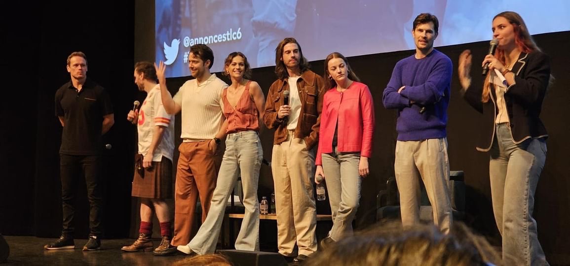 Candid photo of the #outlander cast at #landcon6 including Sophie Skelton, Sam Heughan, Steven Cree, Richard Rankin, Joey Phillips, Izzy Meikle-Small and David Berry.

📸 Thank you to @lea_robbie !