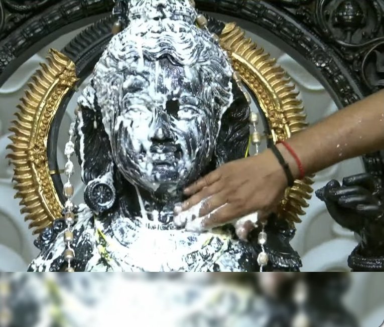 ArvindSinghUp's tweet photo. रामनवमी के शुभ अवसर पर सारे जहां के मालिक भगवान श्री रामलला को पंचामृत से स्नान कराया गया…

जय जय श्री राम      जय जय श्री राम https://t.co/No3JMaGqxe