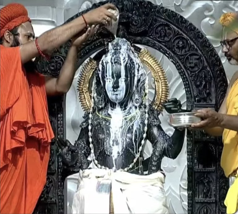 ArvindSinghUp's tweet photo. रामनवमी के शुभ अवसर पर सारे जहां के मालिक भगवान श्री रामलला को पंचामृत से स्नान कराया गया…

जय जय श्री राम      जय जय श्री राम https://t.co/No3JMaGqxe