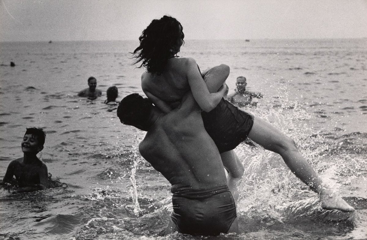 © Garry Winogrand Coney Island, New York 1952