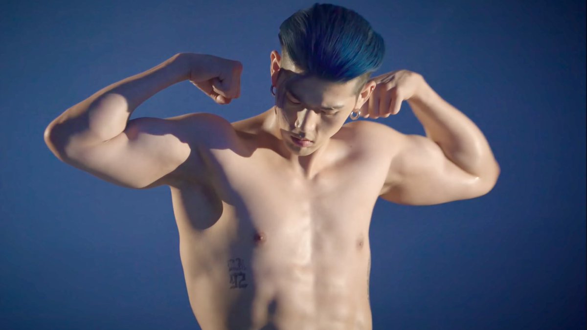 suho_jinyoung's tweet photo. BM from KARD flexing his arms 💪🏻💪🏻💪🏻 https://t.co/QqhXmXF8Yx