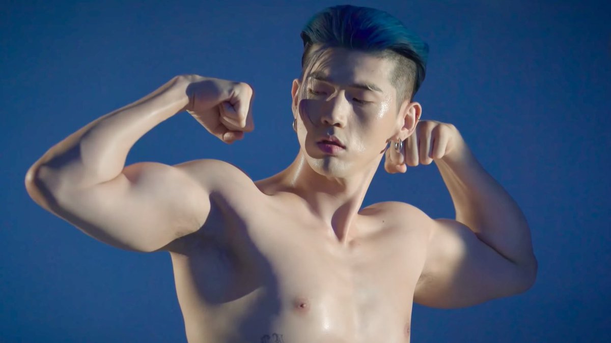 suho_jinyoung's tweet photo. BM from KARD flexing his arms 💪🏻💪🏻💪🏻 https://t.co/QqhXmXF8Yx