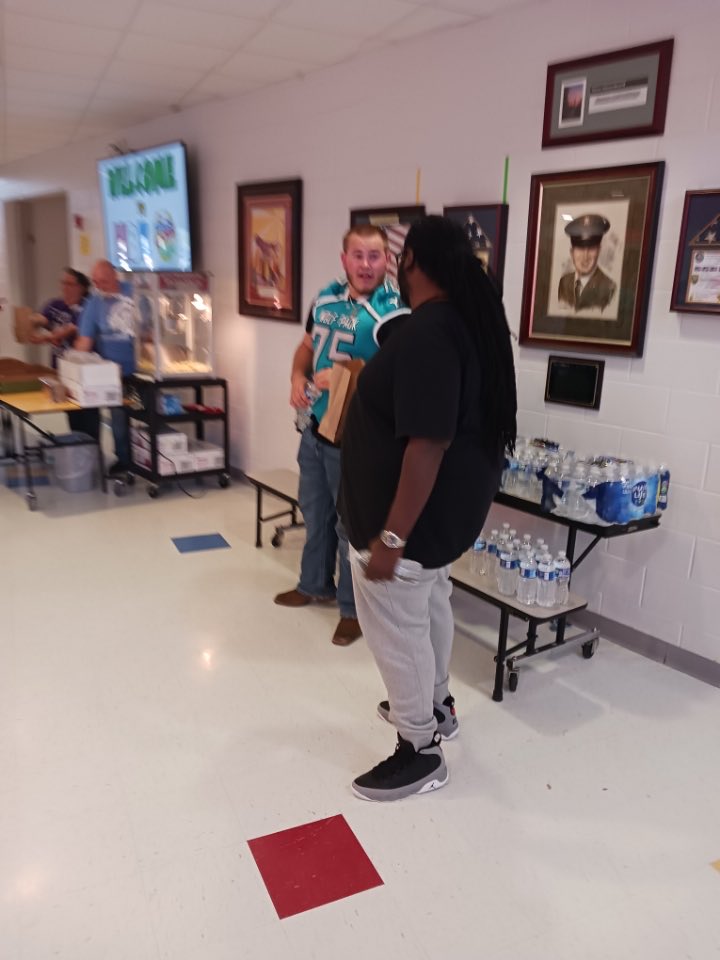 Wolf Pack Football Players helped with Hammett Bowen’s Family Game Night. ⁦@LivengoodDC⁩