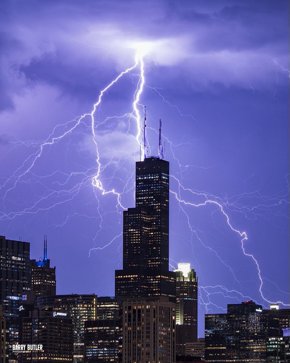 Strike over the Skyline at 905pm on Tuesday in Chicago. #lightning #storm #weather #ilwx #news #chicago