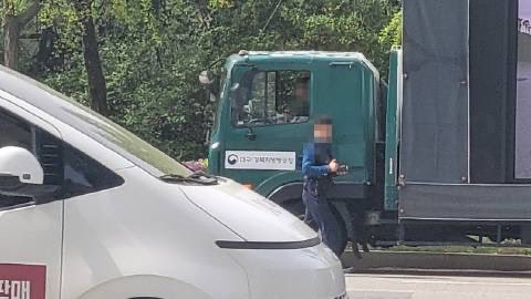 infoleeknow's tweet photo. 🚨 JYPE called the police to make the trucks move out of front of the building!

This company is doing everything they can to sabotage LeeKnow. They already know what happened but they don't want to do anything about it.

🔗https://t.co/Bc0p07gNkB https://t.co/3LuIkLxlbT