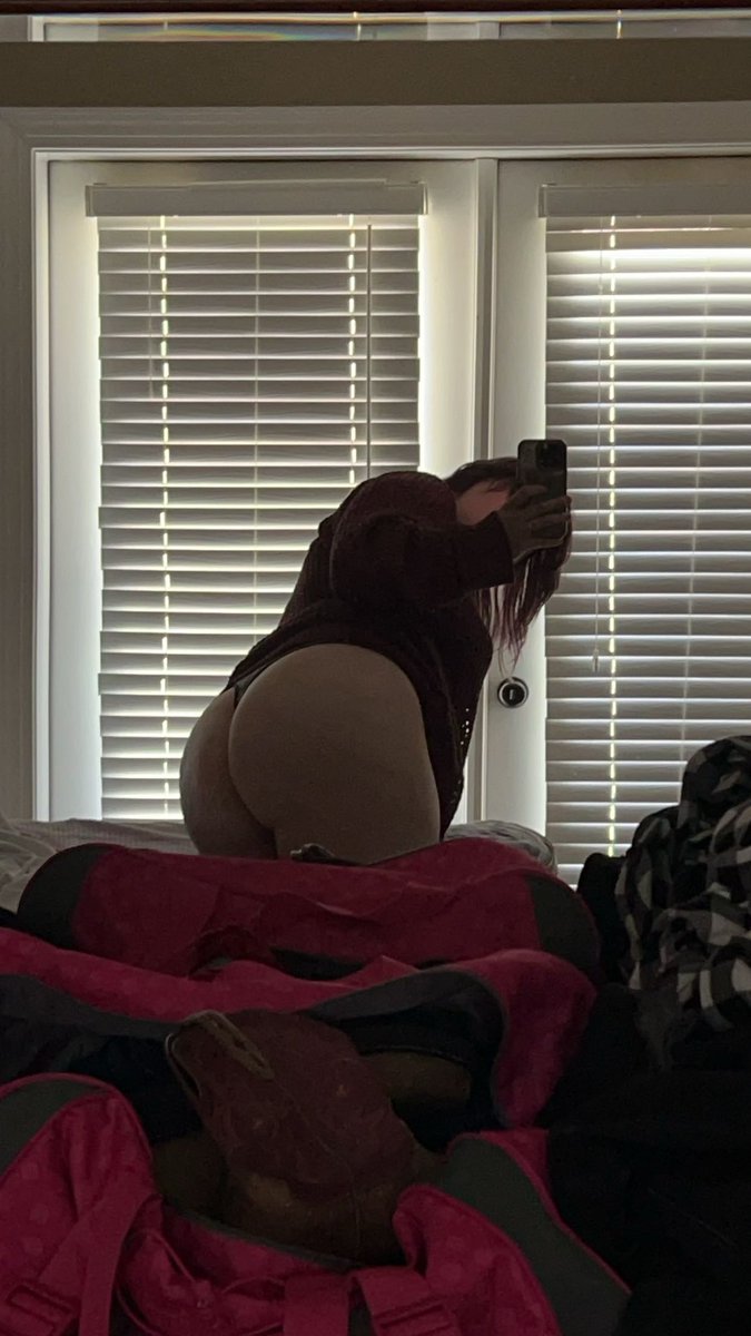clxwnprincess's tweet photo. ♡ 23 (mdni) 
♡ pan, poly, and taken
♡ she/they
♡ bratty sub
♡reader, gamer, and stoner

↺ and ♡ to be moots <3
#nsfw #nsfwtwt #plussize https://t.co/aAcnut5OCu
