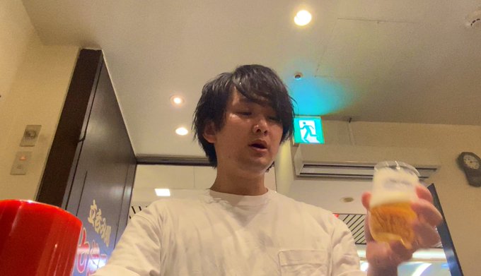 今日は暑いし昼から飲むビール美味いねぇ！ しかも大瓶410円とか、大阪バグってるだらマジで🍺 最高！！ https://t.co/tMNW20njPo