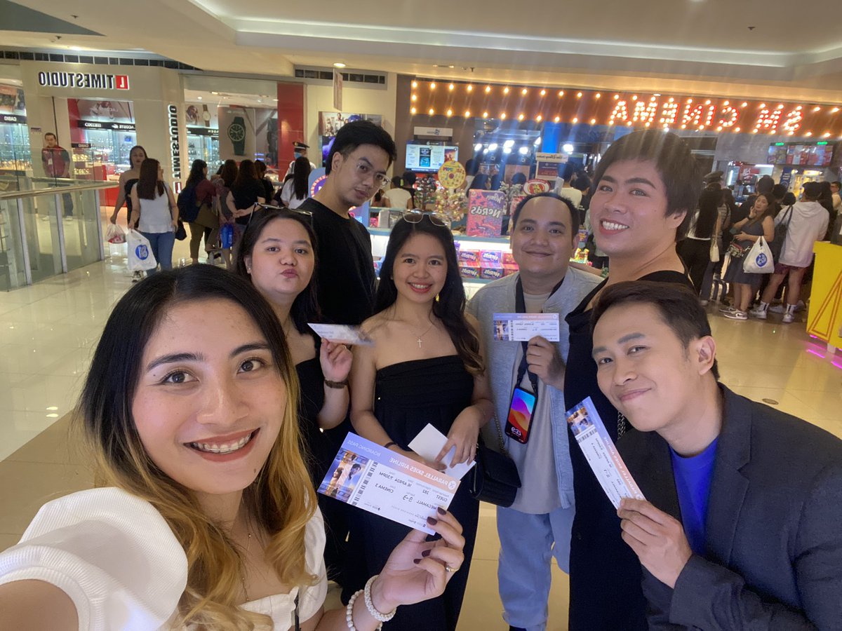 Another unforgettable night ✨ #UPSGrandPremiereGala #UnderParallelSkies @itsbellashii @KapitanaPPN @mjfelipe @jdzzzs @Handsel_fanboy @sphyngly_