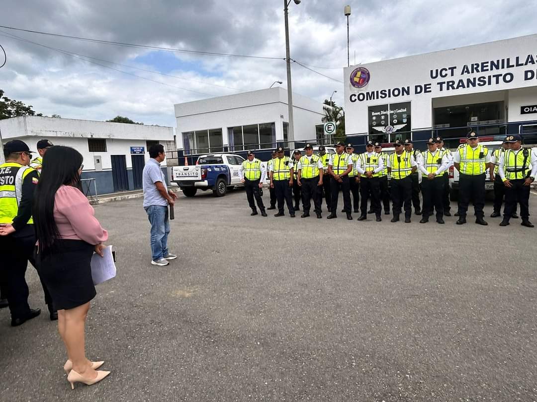 funidh_ec's tweet photo. #FUNIDH 🇪🇨
Hoy matuvimos una reunión con el personal del CTE #ElOro 
#SomosFunidh 🇺🇳 https://t.co/8nJHXRp5hy