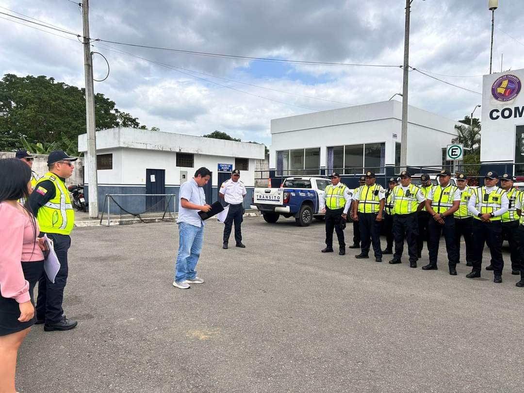 funidh_ec's tweet photo. #FUNIDH 🇪🇨
Hoy matuvimos una reunión con el personal del CTE #ElOro 
#SomosFunidh 🇺🇳 https://t.co/8nJHXRp5hy