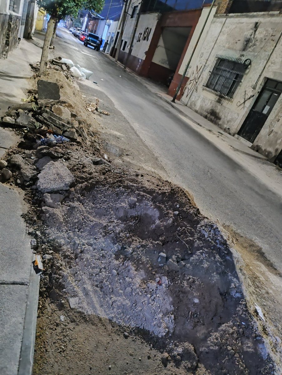 AleBarbaC's tweet photo. @siapagdl el día 6 de abril acudieron a atender una fuga de agua potable, días después a bachear pero el material sobrante sigue aquí. Bartolomé de las casas 364 Colonia Analco @lider919 @Ramiro_Escoto https://t.co/ZYCKHxbRCq