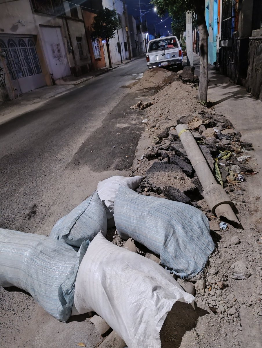 AleBarbaC's tweet photo. @siapagdl el día 6 de abril acudieron a atender una fuga de agua potable, días después a bachear pero el material sobrante sigue aquí. Bartolomé de las casas 364 Colonia Analco @lider919 @Ramiro_Escoto https://t.co/ZYCKHxbRCq