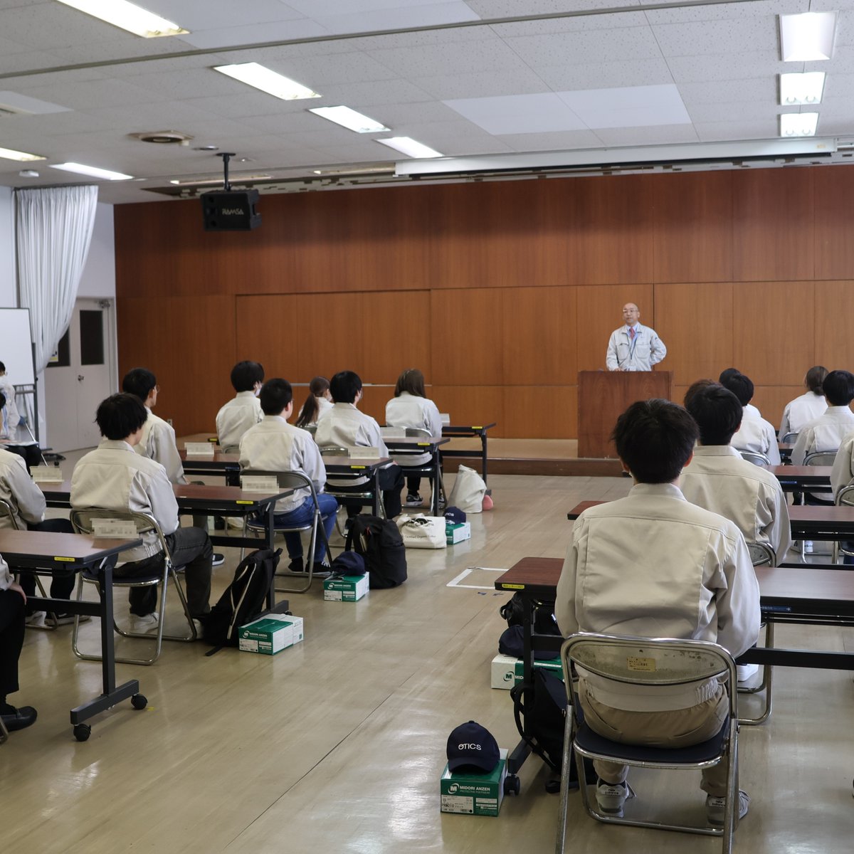 OTICS_JP's tweet photo. 新入社員配属式を行いました。
大卒、高卒合わせて19名が2週間の研修を終えて、各自の部署へ配属されました✨
研修中はグループワークや宿泊研修を行い、社会人の基本を学びました◎
#オティックス #otics #製造業 #車 #西尾 #入社式 #新入社員 #春 #同期 https://t.co/tAPEiZlTh3