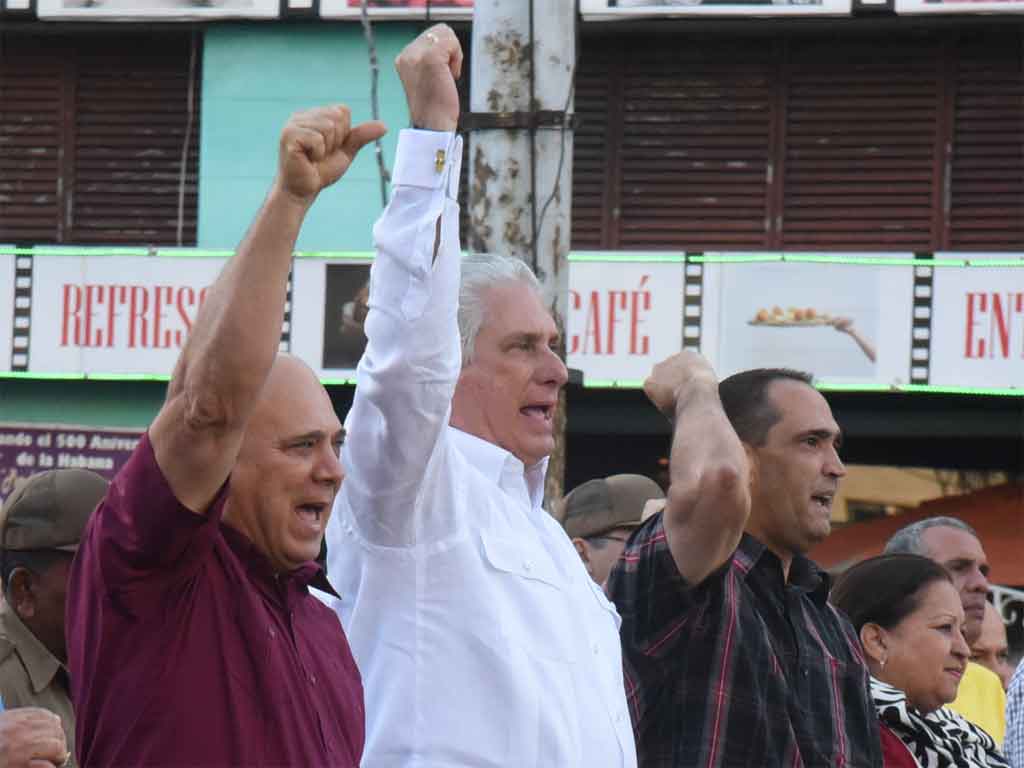 El grito de  '¡Viva Cuba libre!' proferido por el Primer Secretario del Comité Central del @PartidoPCC, Miguel Díaz-Canel, es un llamado a unir fuerzas para defender nuestro proyecto social, nuestra invencible Revolución.
¡Viva #CubaSocialista!
#SantiagoDeCuba