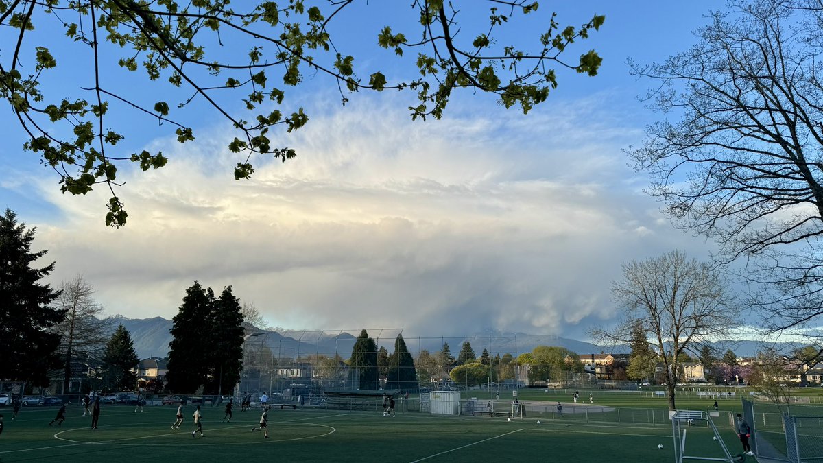 As they play soccer, do they even know this decaying towering cumulus cloud is about to dump snow on Mt Seymour? 🤔
These terrain aided cells slowly dying off as they move over the lowlands & the sun begins to set! 

#ShareYourWeather #TalesOfAWeatherNerd #YVRwx #BCwx #BCstorm