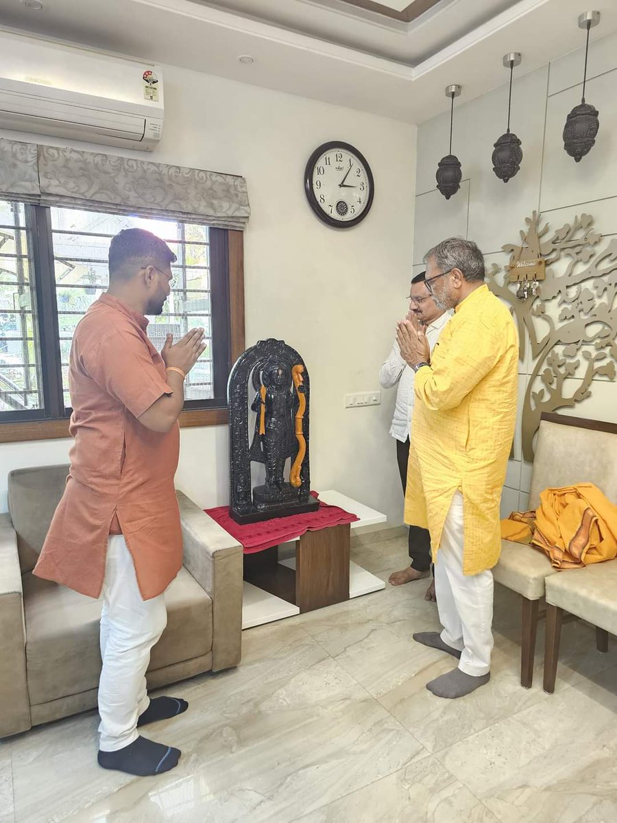 लोकाभिरामं रणरङ्गधीरं राजीवनेत्रं रघुवंशनाथम्।
कारुण्यरूपं करुणाकरं तं श्रीरामचन्द्रं शरणं प्रपद्ये॥