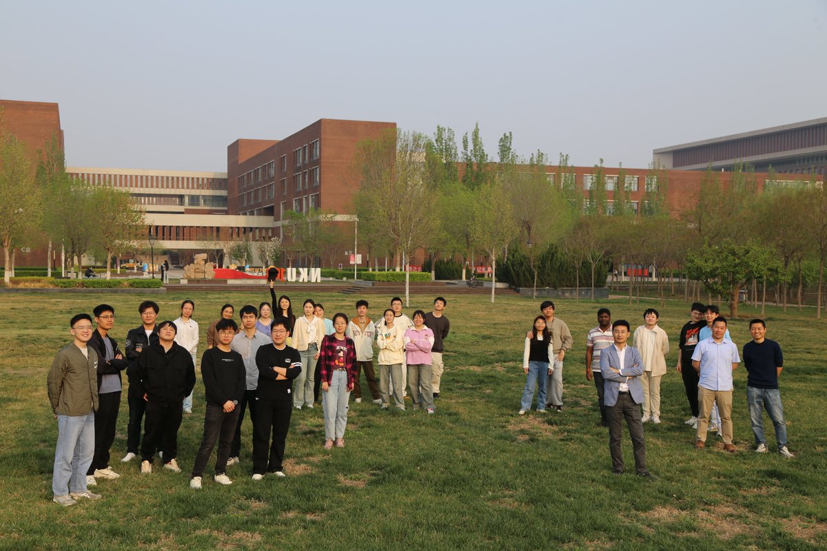 Luogroup's tweet photo. Spring time, new group photos! https://t.co/NGdSn7O7a5