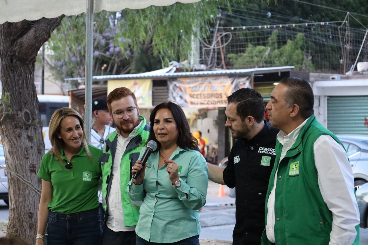 rojocamarenamx's tweet photo. Arropado… acompañado y seguro que vamos a cambiar Guanajuato. Gracias por todo el apoyo Villas de San Juan 
#votaverde #rojocamarena https://t.co/92Gwndn7iF