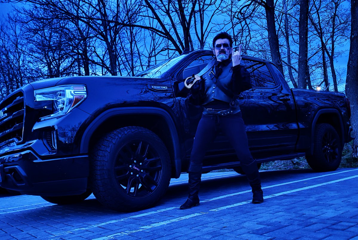 Izzy kinda has... big pickup truck energy.  At least, S1 Izzy does.  S2 Izzy would be happy in my little old & crappy Kia Rio.  #izzyhandsinrandomplaces #izzyhands #ofmd #ofmdcosplay #ourflagmeansdeath #longliveofmd #dontstreamonmax #krakencrew #izzy #izzycosplay