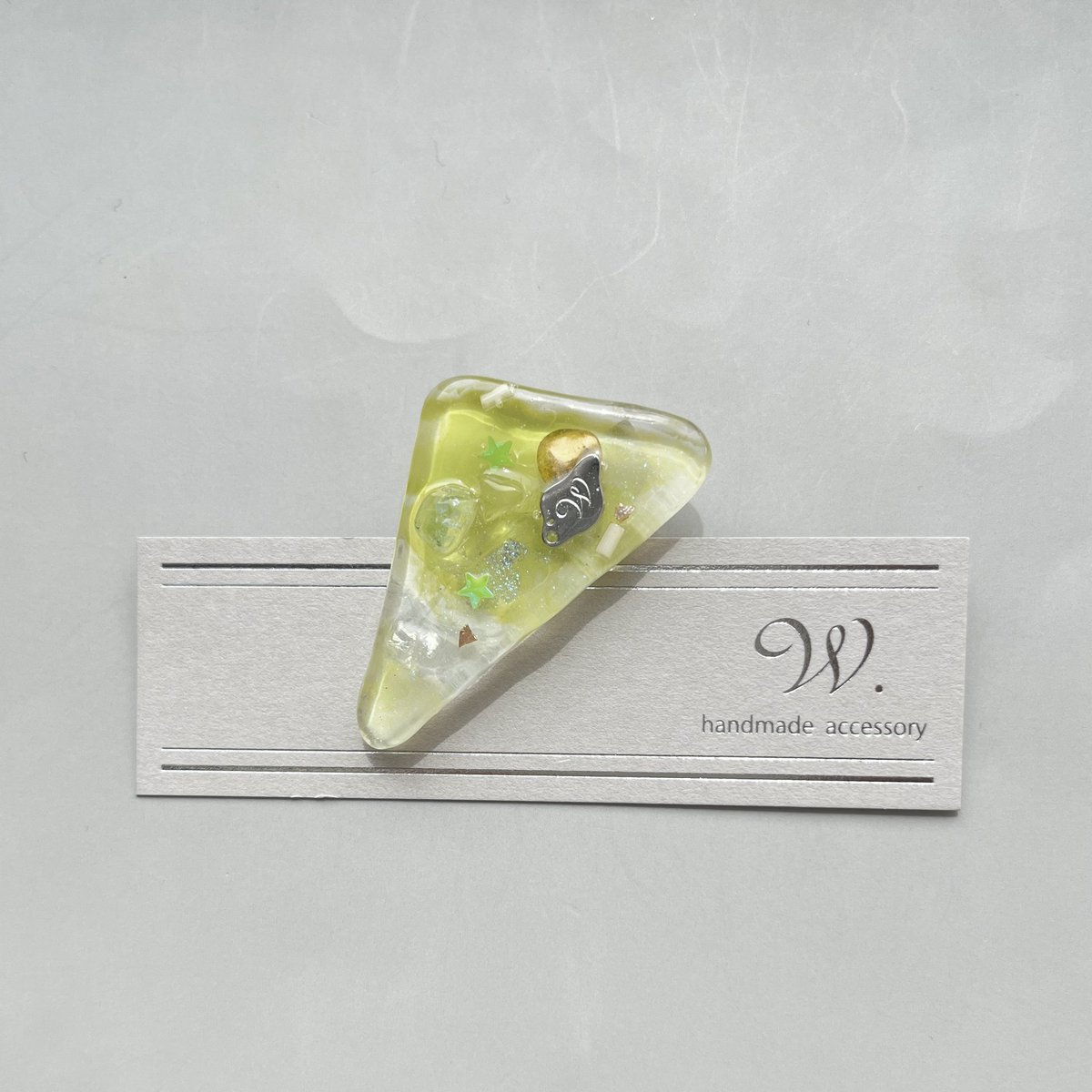 w_accessory's tweet photo. 人によって見える色が変わる🍋‍🟩🍋
不思議なニュアンスカラーできました♩
何色に見えますか？ https://t.co/f2X4Jheyk9