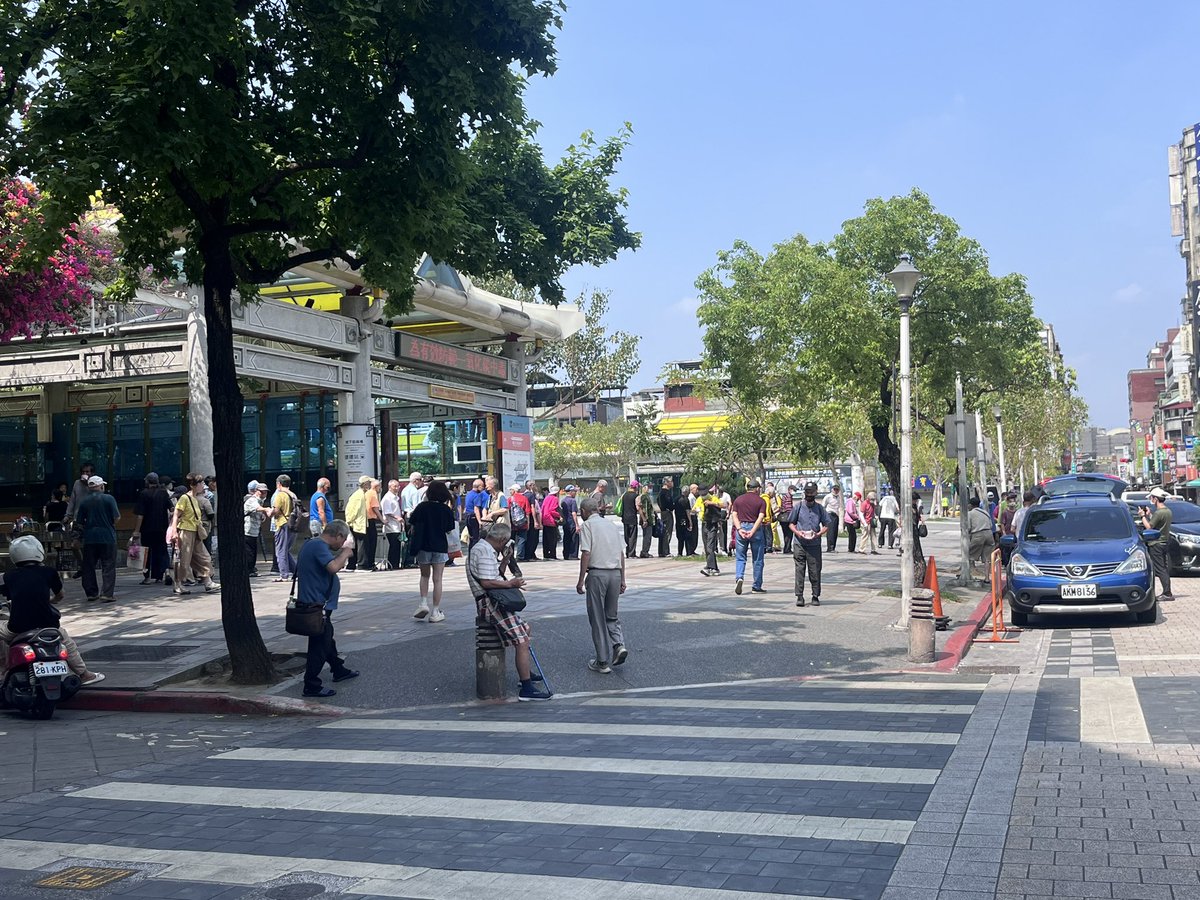 พึ่งรู้ว่าที่ไต้หวันก็มีแจกข้าวคนไร้บ้านแบบที่ไทยด้วย จริงๆมันมาจากปัญหาบ้านแพงแหละทำให้ที่ไต้หวันมีคนไร้บ้านเยอะพอสมควร เพื่อนเล่าให้ฟังว่าจริงๆส่วนมากมีงานทำกันนะแต่ค่าเช่ามันสูงเกินจะจ่ายไหวเลยมานอนแถวไทเปเมนกับแถววัดหลงซานกันเยอะเลย