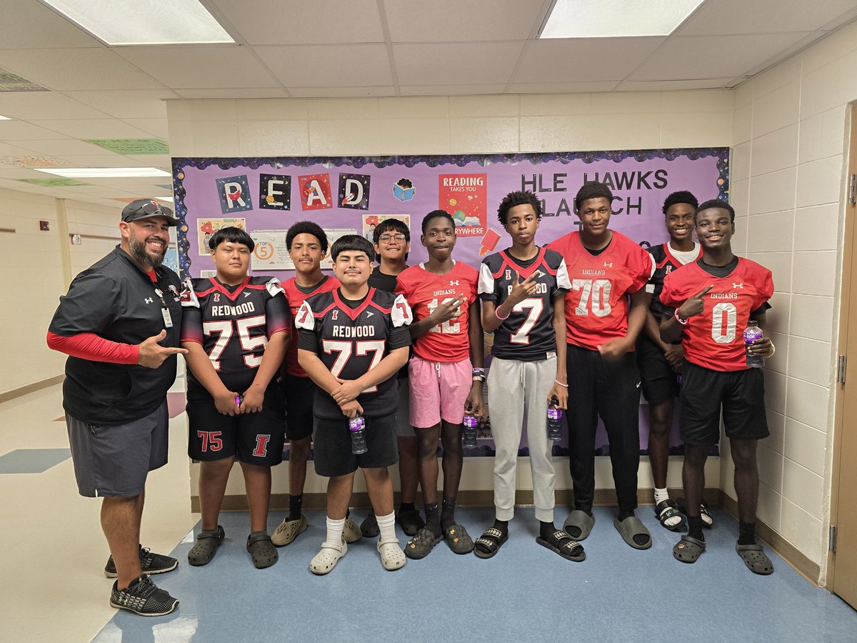 This evening a few of our players volunteered at Highlands Elementary's Literacy Night and they didn't disappoint! They read, they engaged and they had fun while loving on our young readers and encouraging them to be bold while reading aloud. 📚 🏈 #Redwood #OneImmokalee !!