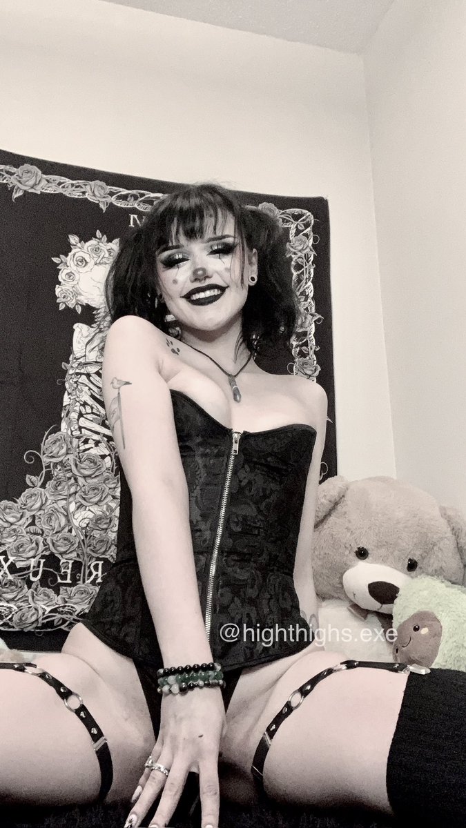 highthighs_exe's tweet photo. Updated pinned!! 

F21- M27🖤 (18+MDNI!!)

She/her- he/him🫶🏻

Switch-switch/dom leaning 😈

Canadian 🇨🇦

Kink/taboo friendly 👅

Dms open to mutuals + buyers 💋

Wishtender/OF/Fansly PAYMENTS ONLY🔗👇🏻 https://t.co/FlcHeLRaN6