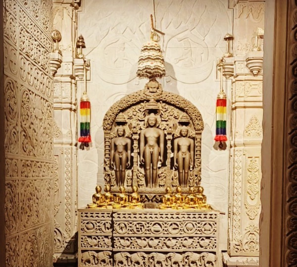 vishalbeingjain's tweet photo. संतप्त मानस शांत हो
जिनके गुणोंके गान से,
वें वर्धमान महान जिन
विचरे हमारे ध्यान में ।

#Jainism https://t.co/j703wZsbtn