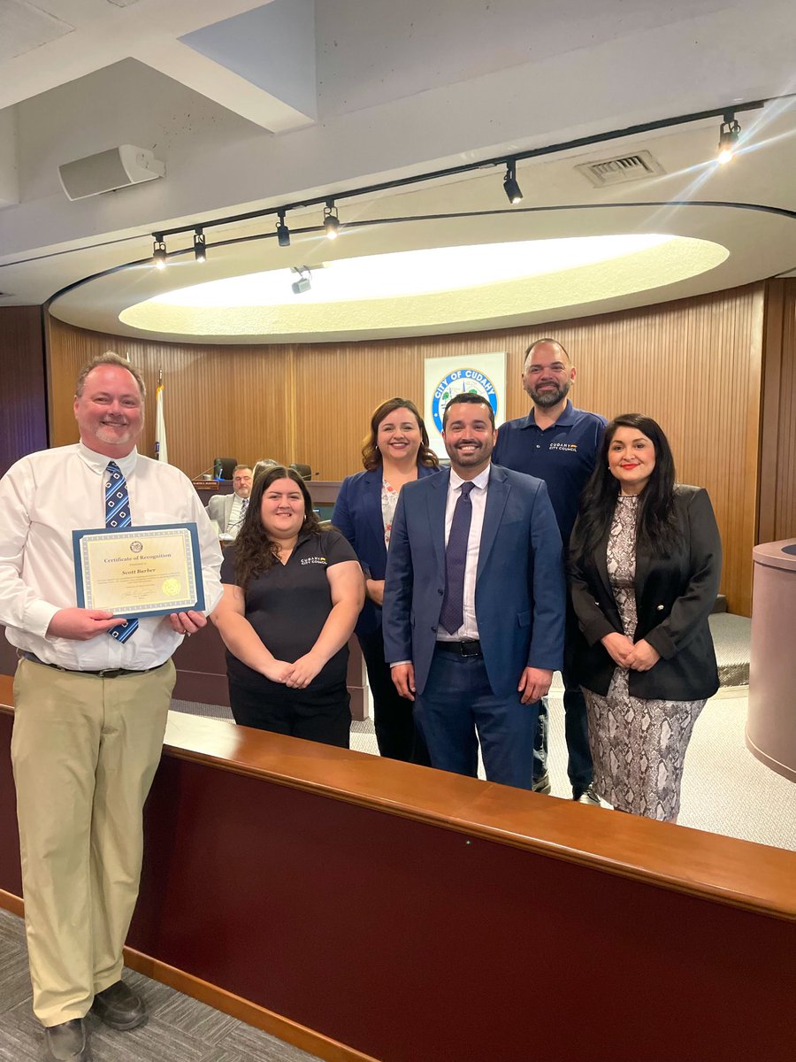 CityOfCudahyCA's tweet photo. Fantastic night in our City! Tonight, the council spotlighted unsung heroes who elevate our community. Congratulations to #MrBarber on his recognition for being an astounding educator and to #AngelesPorSiempreUnidos for creating a supportive environment where individuals thrive. https://t.co/3CSg9beJsw