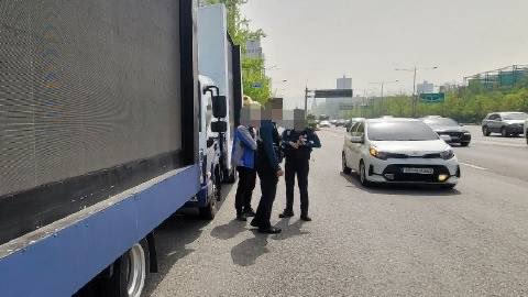 ‼️JYPE CALLED THE POLICE TO REMOVE THE PROTEST TRUCKS 

Once again the company decides to remain silent and not move for his artists.
It not only shows the lack of interest in the safety, protection and privacy of his artist and family, but also the fact that the only thing he