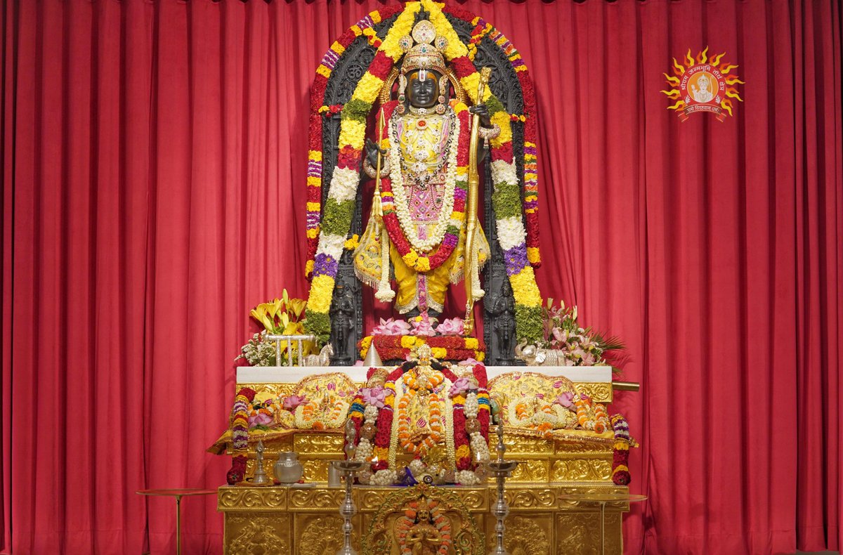 श्री राम नवमी पर प्रभु के दिव्य श्रृंगार की छटा अदभुत है।

The Divya Shringar of Prabhu on Shri Ram Navami.