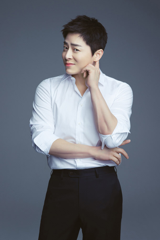 k_dramaindo_'s tweet photo. #JoJungSuk bintangi film "Pilot".

Tentang Jung Woo, seorang pilot yang tiba-tiba di-PHK, lalu sukses bekerja kembali dengan memakai identitas palsu.

Karya sutradara Kim Han Gyeol (#CrazyRomance).
https://t.co/WQ4mSAbsjd https://t.co/9lJabfqXSo
