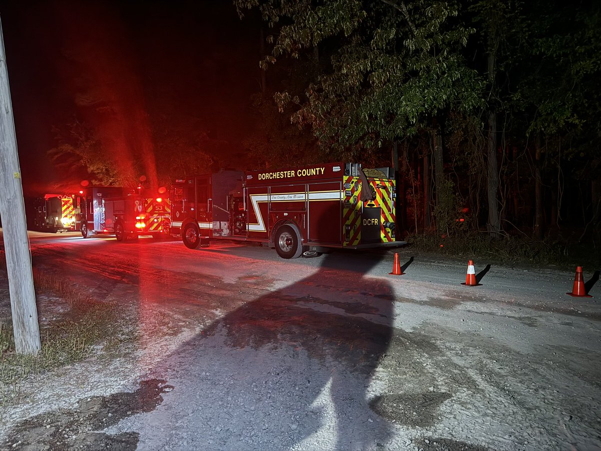 JarridABC4's tweet photo. Happening now! Fire at Carolina Landfill in Dorchester County, off Harrison road. No injuries reported. Fire crews will be on site for the next 24. I’m told debris and other household items are the source, and that this is an ordinary landfill fire. #working4you @ABCNews4 https://t.co/bOpq0vcx5Y