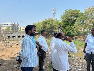 gpcwassn's tweet photo. '@CommissionrGHMC @DRonaldRose @ZC_LBNagar @DC_LBNagar 
After our complaint Hitachi machine came and worked just for 2 days that only 4 to 5 hours. Still only 10 to 15% of work done but stopped the work. Not even 2 lorries lifted but saying 46 loads lifted  A big FRAUD. Pl enquir https://t.co/T696FWyQxt