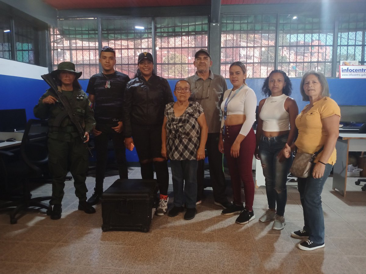 InfocentroDc62's tweet photo. Infocentro Mario Briceño iragorry en jornada del CNE para los habitantes de la comunidad 
.@Gabrielasjr @NicolasMaduro @yus_info @LaRosaInfoVE @Mincyt_VE @infcomunicacion #InfoDtto https://t.co/ha83nehT67