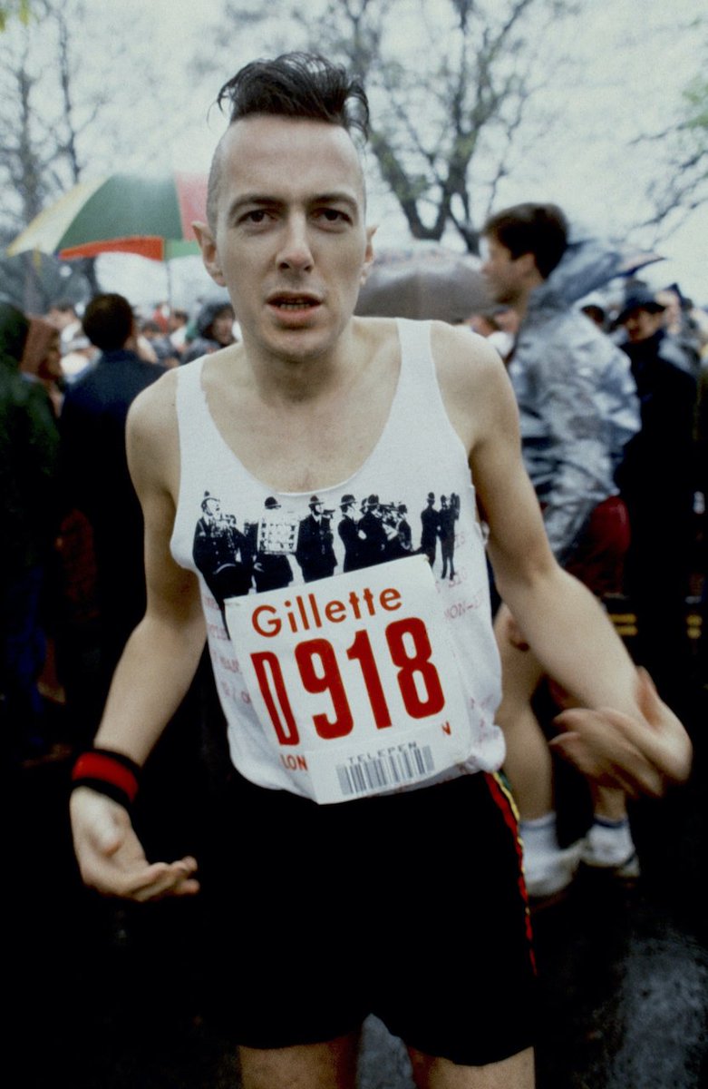 41 years ago today
The Clash's Joe Strummer ran the London Marathon, finishing in 4 hours 13 minutes.

He claims his workout included 10 pints of beer the night before. 🍺🤷‍♀️

Photo by Steve Rapport 

#punk #punkrock #runningpunk #joestrummer #otd #punkrockhistory
