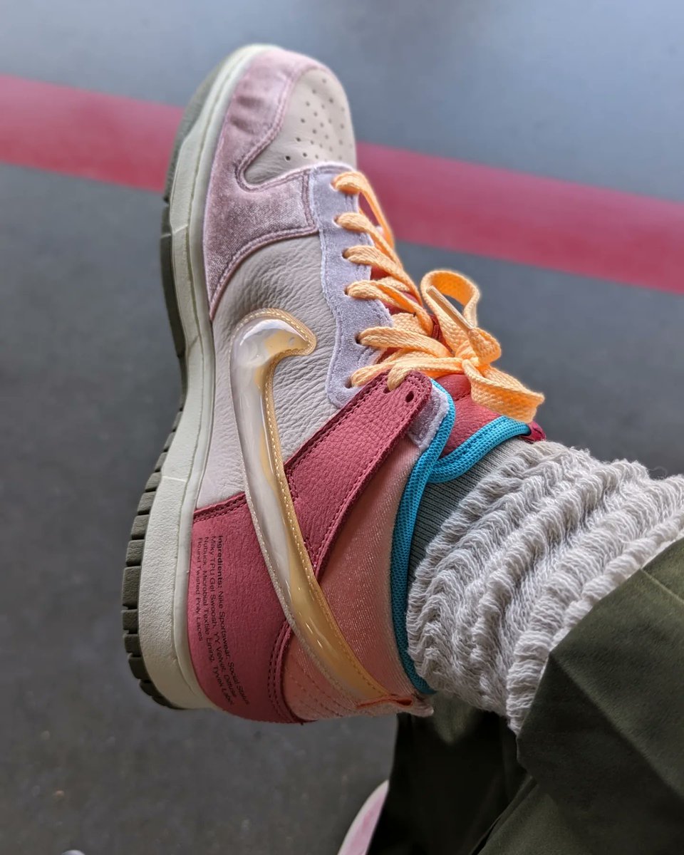amcmath04's tweet photo. Birthday Kicks Tuesday!
#KOTD #Nike #DunkMid #SoicalStatus #FreeLunch #StrawberryMilk #ashwithkicks #undstuesday
#snkrsliveheatingup #wearyourkicks #yoursneakersaredope https://t.co/BIanISLGFv