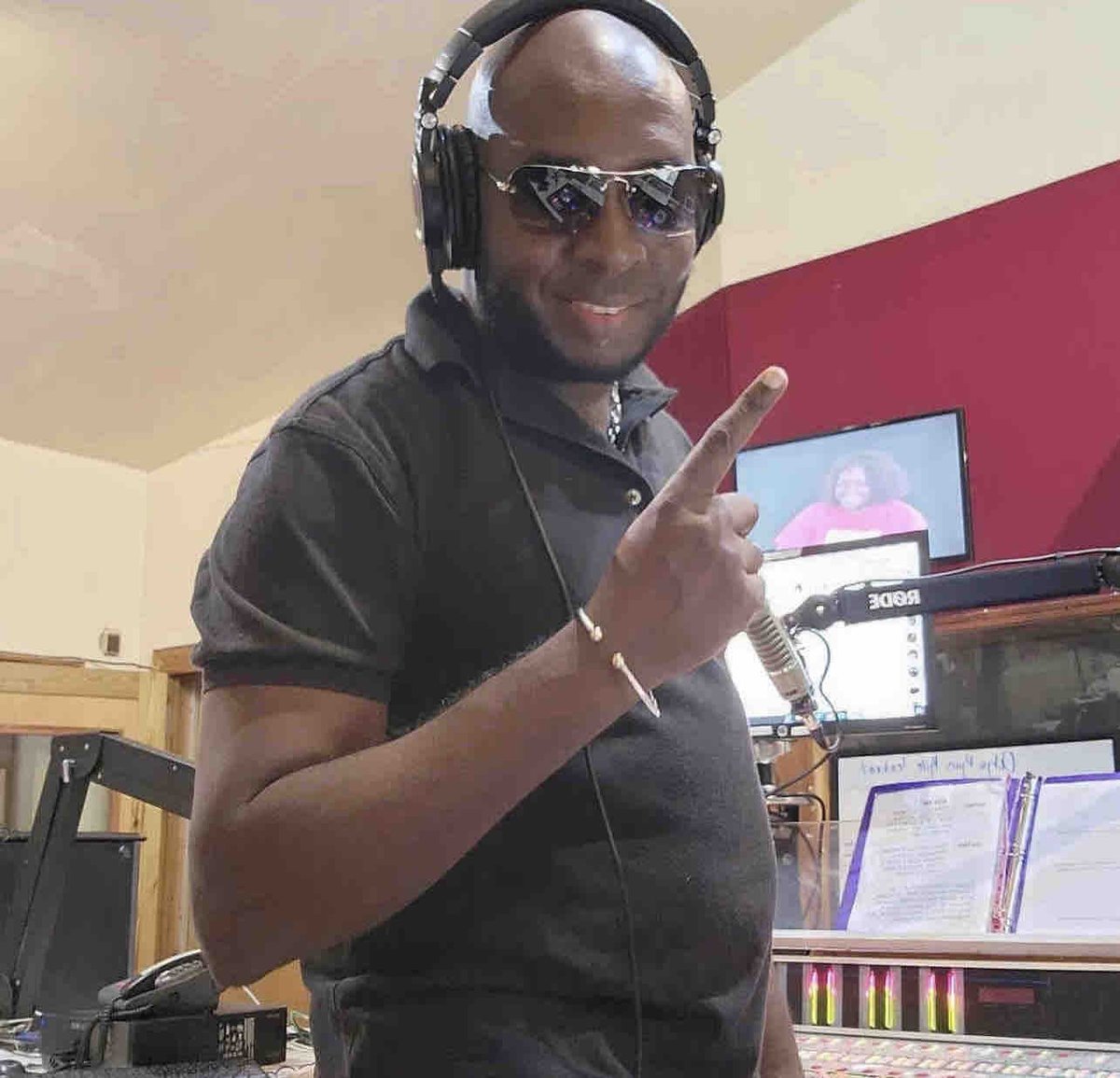 IRIE_FM's tweet photo. Right now on the 107s #DigitalChris is taking over the #IRIEFM airwaves with #TheJuggling πΆπ»π @iamdigitalchris3963 https://t.co/hJMEtqQptr