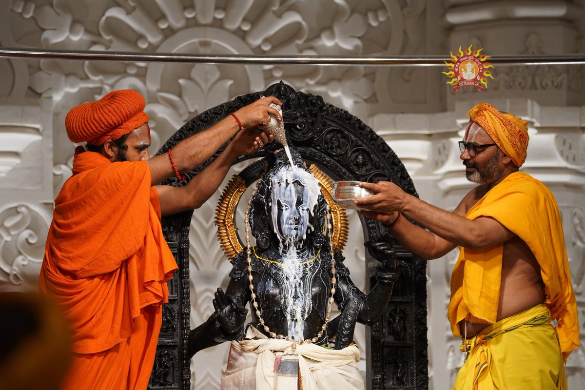 ANI's tweet photo. Shri Ram Janmbhoomi Teerth Kshetra tweets "Divya Abhisheka of Ram Lalla at Shri Ram Janmabhoomi Temple in Ayodhya, on the occasion of Ram Navami." https://t.co/JAqEuW1Kwl