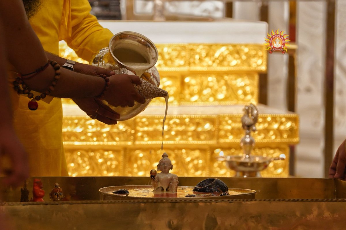 Shri Ram Janmbhoomi Teerth Kshetra tweets "Divya Abhisheka of Ram Lalla at Shri Ram Janmabhoomi Temple in Ayodhya, on the occasion of Ram Navami."