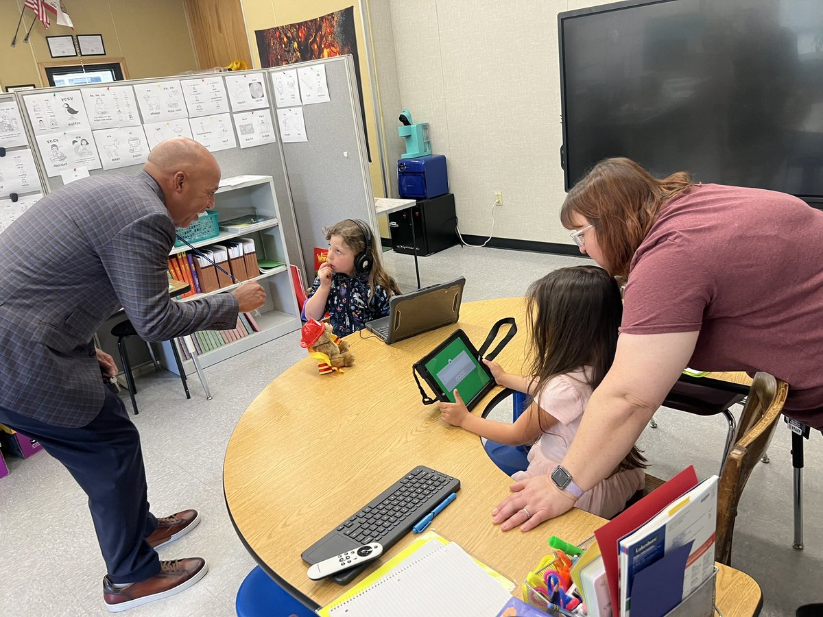 Thank you to our fabulous Superintendent @mraclark29 for visiting us today ! 💪🏼🌞💙 We appreciate the support & love! #ProudPrincipalPappas 👩🏻‍💻 #ValhallaVikings #MDUSD @MtDiabloUSD #reachforthestars 🤩