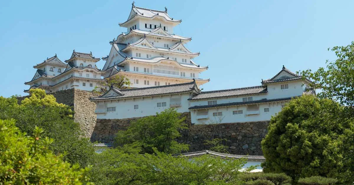 “ Himeji Castle, Japan ” 🟩 Himeji Castle is a stunning example of traditional Japanese architecture and defensive design. Located in Himeji City, Hyogo Prefecture, Japan ✅ Read more: traveljoyfully.com/worlds-biggest… #HimejiCastleBeauty #JapanHeritage #HimejiWonders #CastleCharm