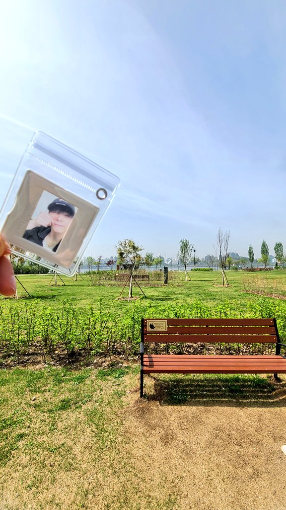 mymoonlightbin's tweet photo. 빈이 보러 왔다~
겨울에 오거나 흐린 날에만 와 봐서 몰랐는데 봄 맑은 날 와 보니까 느낌이 또 다르네. 지금은 벚꽃 대신 보라한 꽂이 피어서 다르게 예쁘고 있다 빈이숲.
이번엔 서둘러 가지 않고 자리잡고 앉아서
빈이 많이 생각하고 가려고. 고요하니 좋다 
빈이도 좋은 하루♡ https://t.co/JHjpk7KcF8