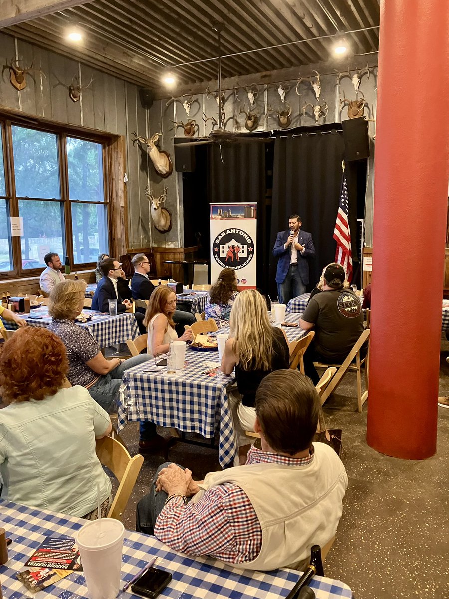 Thank you @YRSanAntonio for inviting me to speak at your club tonight! I’m excited to see young conservatives come together and become active in the party. The young voters of today are the leaders of tomorrow! #VoteRed #HD121