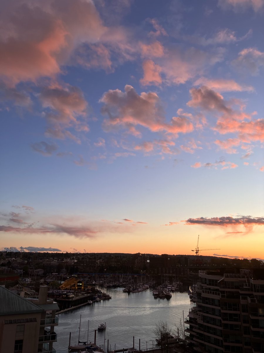 Pretty sunset of decaying cumulus and virga #YVR